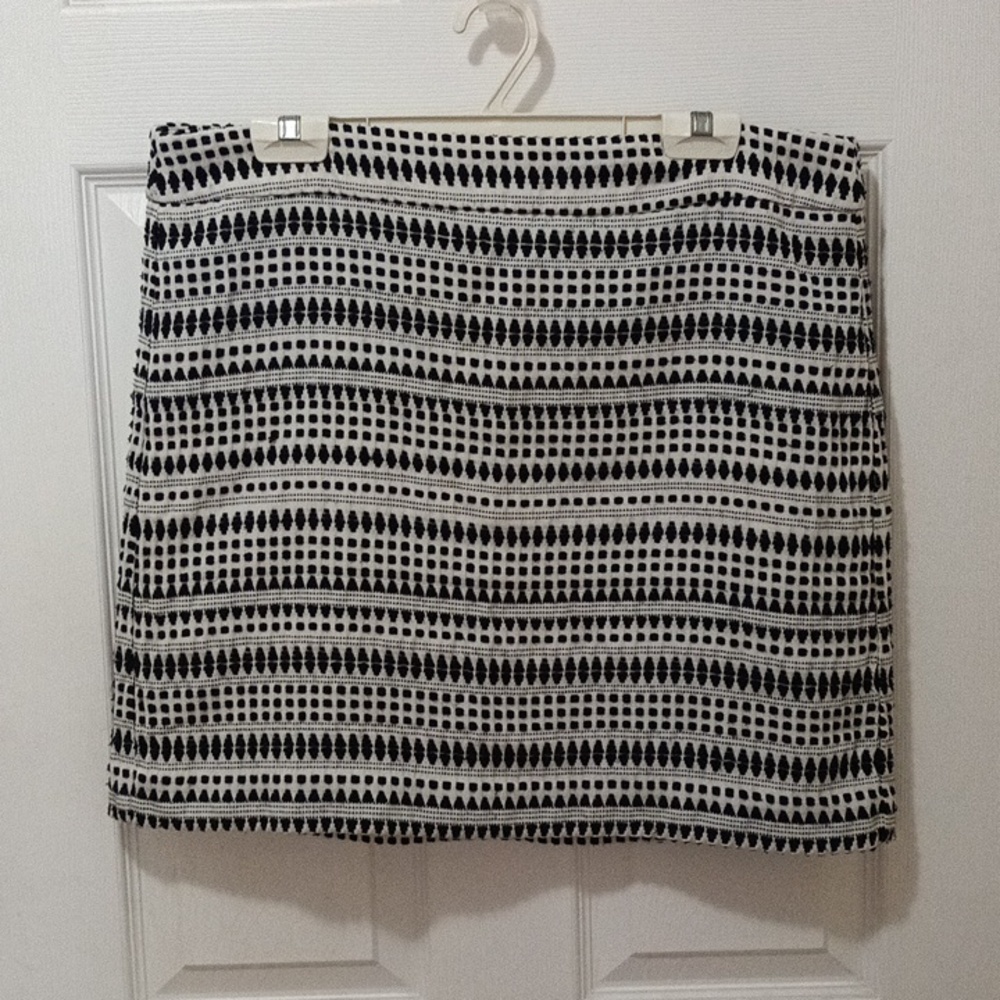 Ann Taylor Loft White and Black short skirt size 14